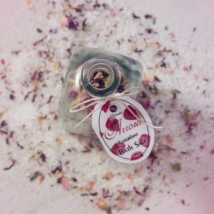 Arrosa Luxuriant Bath Salt
8oz Bottle (2-3 Uses)